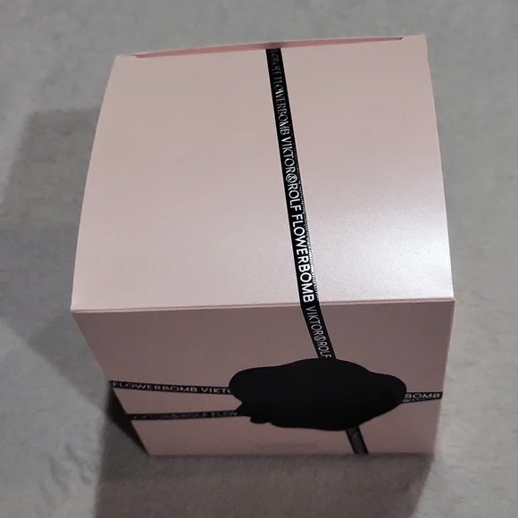Viktor & Rolf Flowerbomb - Picture 2 of 5